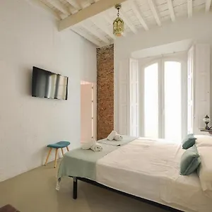 https://mlaga-hostel-boutique.hotelsinnerja.org